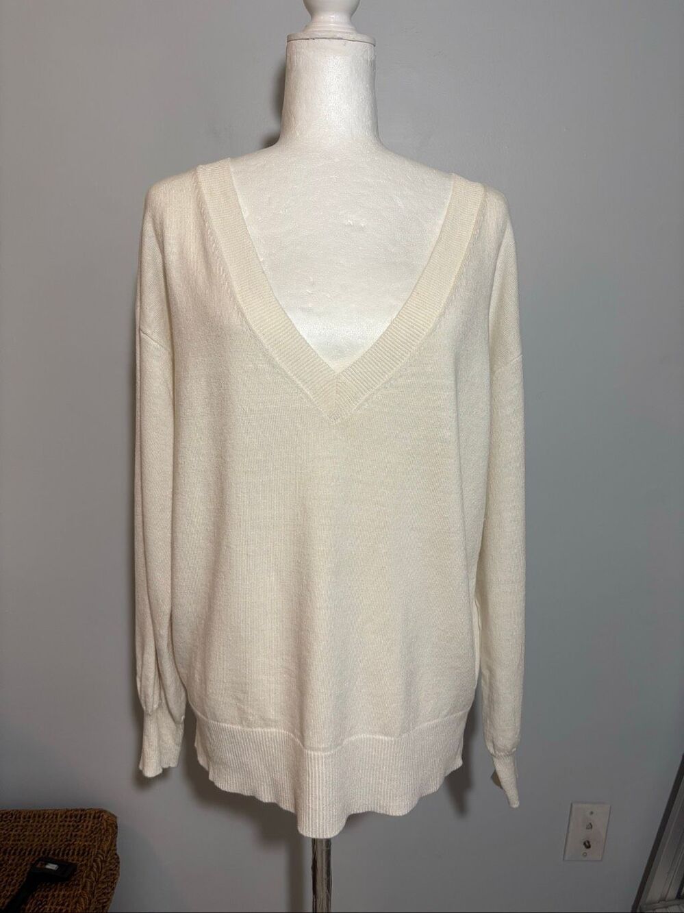 Ann Taylor linen blend ivory v-neck sweater - M